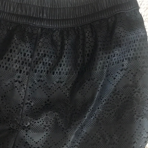 Leather feel shorts - Picture 2 of 3